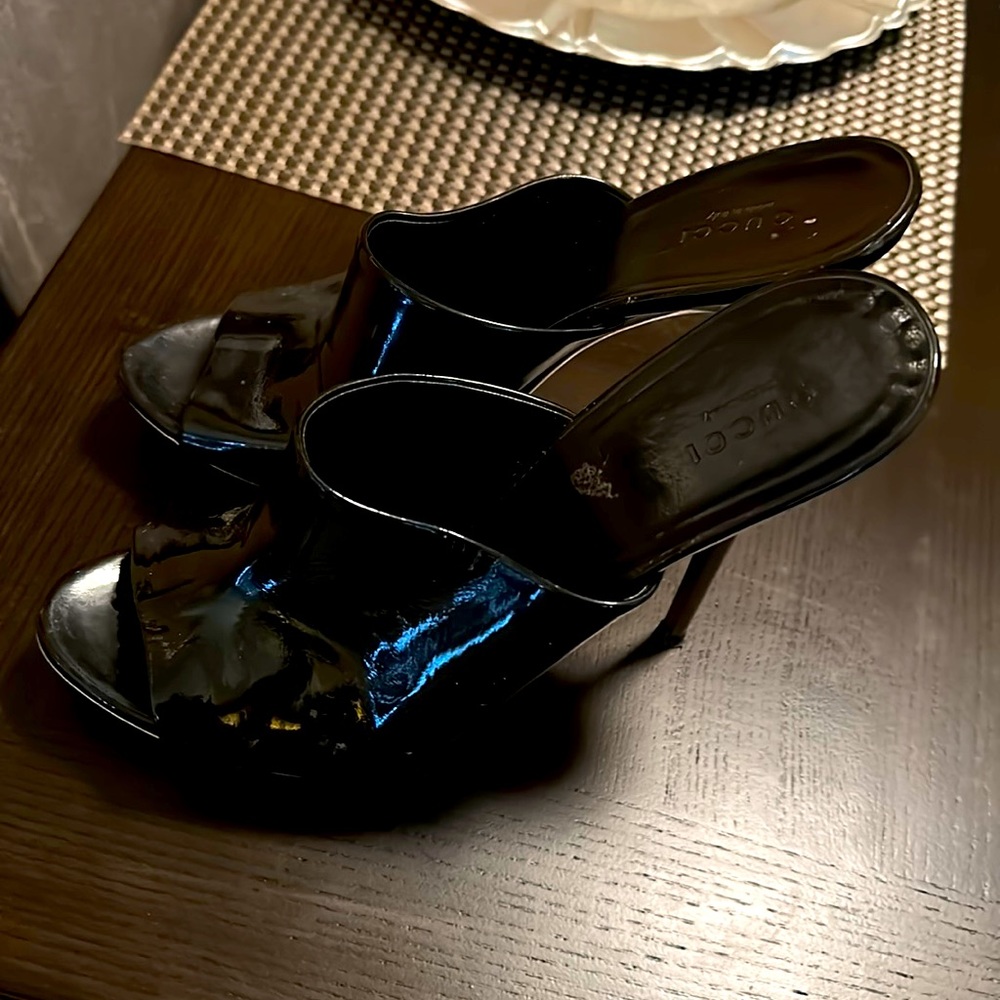 Gucci mules new without tags only worn in the inside.